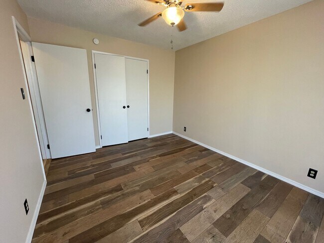 Building Photo - Charming 3-Bedroom Home with Fresh Interio...