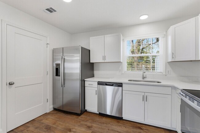 Building Photo - Newly Renovated Home in Westside Savannah