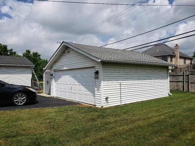 Building Photo - 541 W Belden Ave