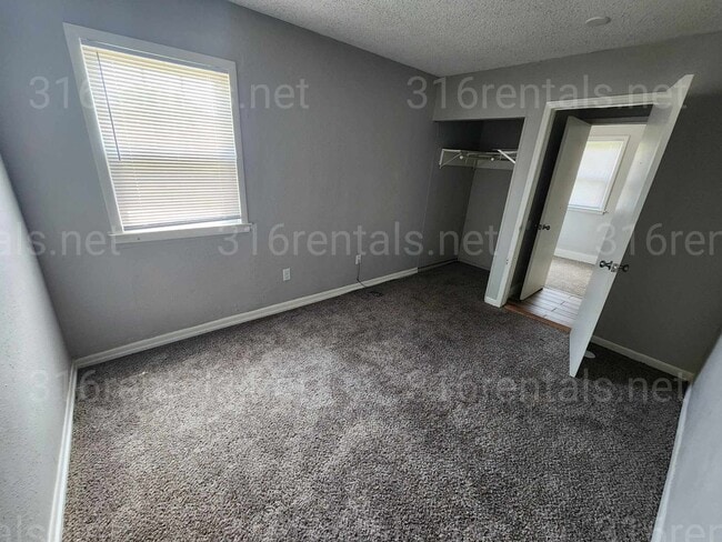 Building Photo - $1,150 - 4 bedroom / 2 bathroom - Single Family Home