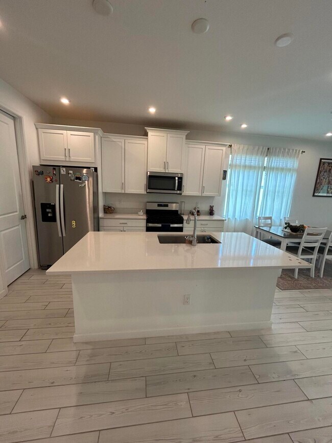 Building Photo - 12808 SW Eleanor Dr