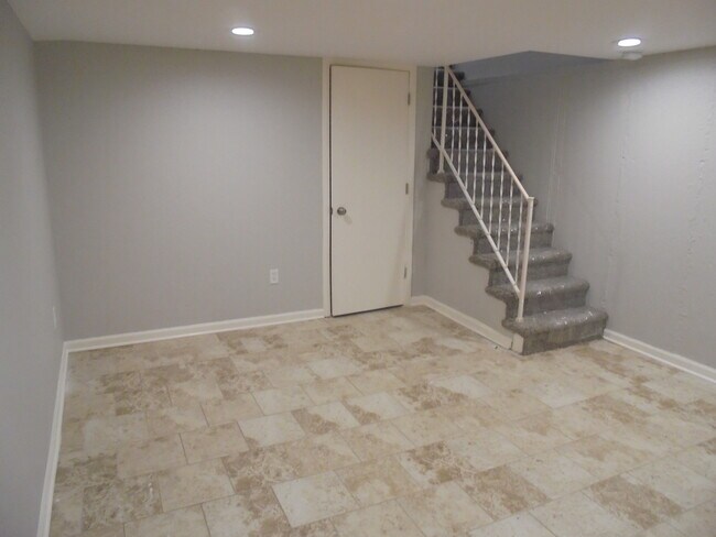 Building Photo - 1434 Walnut Dr