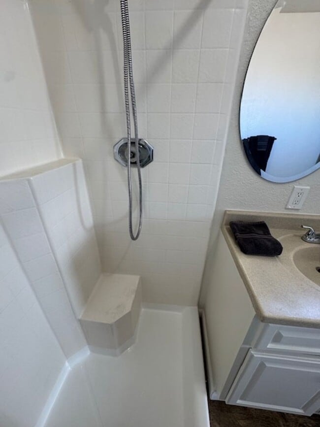 Building Photo - 4BR plus Bonus Room, 4 BA incls  Fully Furnished Casita, Garage, Colorado River!!