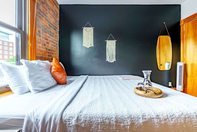 Building Photo - 1180 N High St