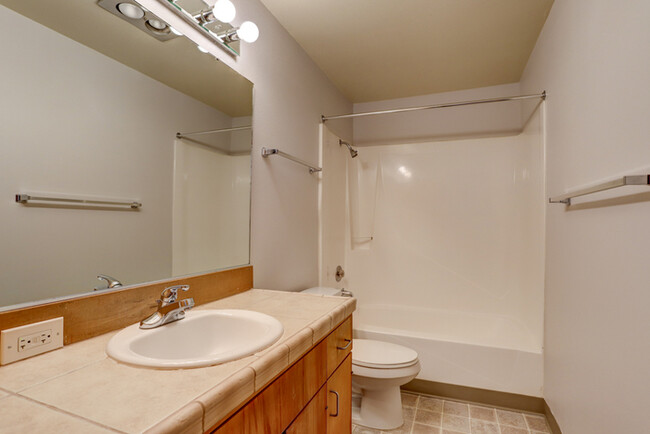 Building Photo - HUGE 1bed/1bath Downtown Living Available ...
