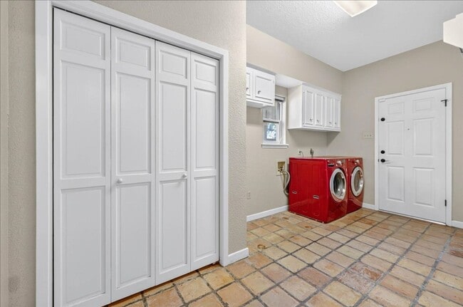 Building Photo - 5305 Greenbriar Dr