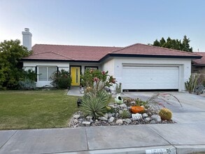 Building Photo - 3 Bed / 2 Bath with Spa and Pool!