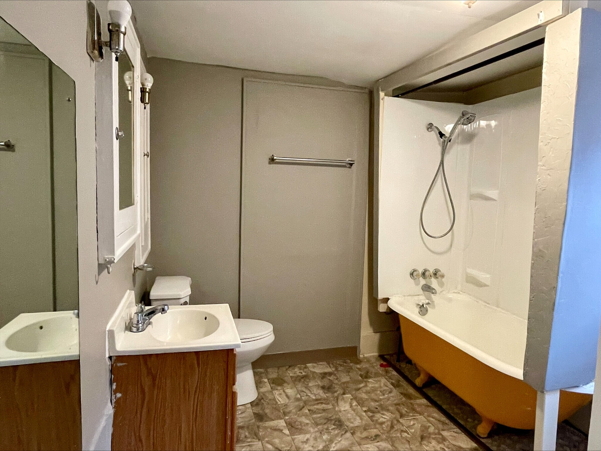 Building Photo - 644 Carpenter St