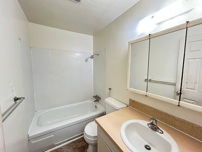 Building Photo - NO APPLICATION FEE AND FREE FIRST MONTHS RENT!! Cozy 2 Bed, 1 Bath Apartment Near Downtown Albany...