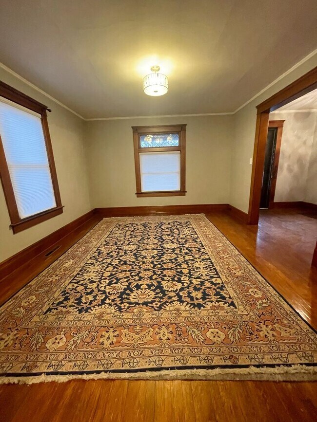 Building Photo - Three Bedroom House on Main St! | Parking, Laundry, and Central Air