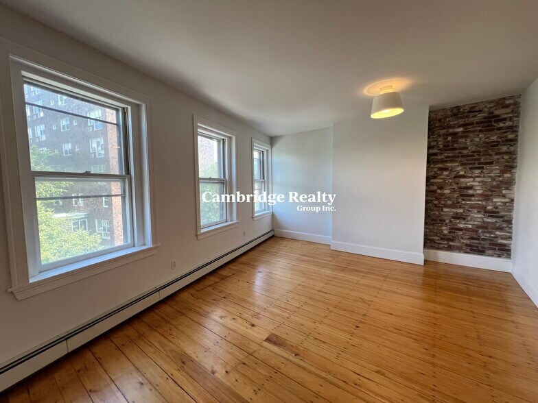 Building Photo - 1228 Cambridge St