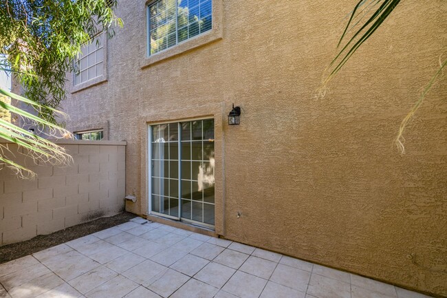 Building Photo - Stunning Townhouse in Prime Green Valley L...