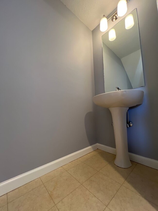 Building Photo - 2 Bedroom Condo! Available AUGUST 2026!  M...