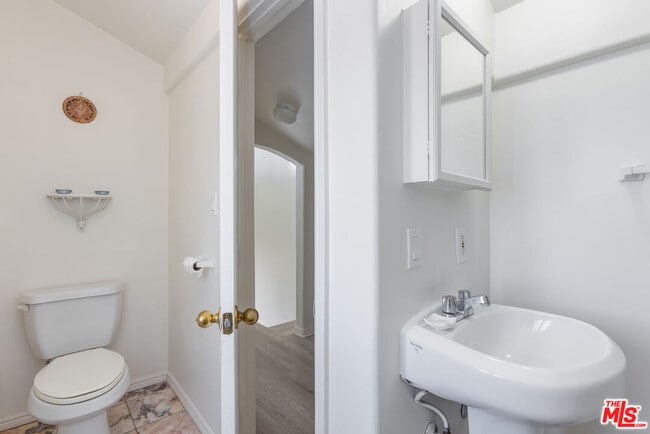 Building Photo - 5828 Foxview Dr