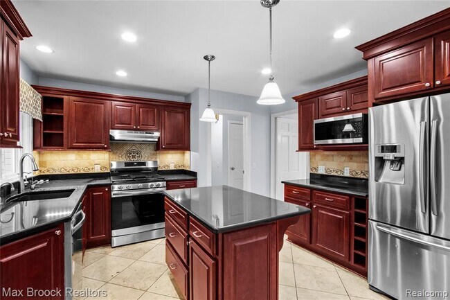 Building Photo - 600 Westwood Dr