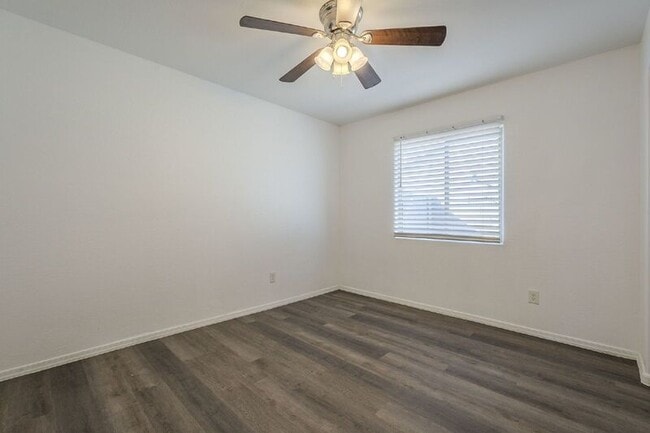 Building Photo - 1536 E Demain Dr