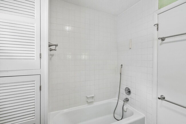Building Photo - 2083 Chapman Lake Dr