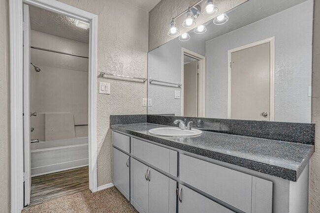 Building Photo - 4028 NW Ozmun Ave