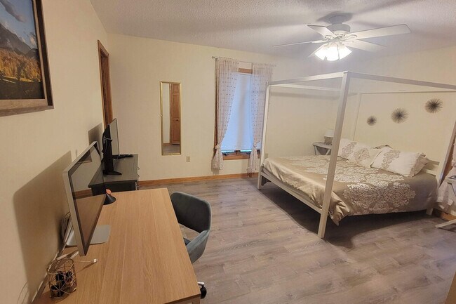 Building Photo - 140 Paquette Cir