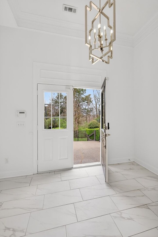 Building Photo - Beautiful 6BR Executive Brentwood Home with Pool