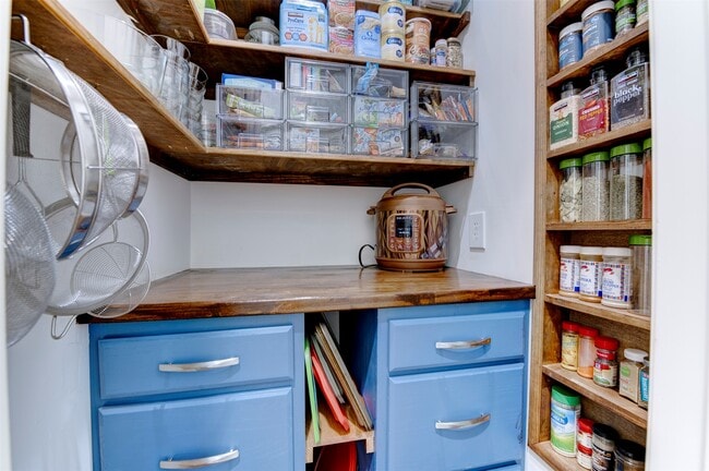 Building Photo - 1423 Sand Lake Ln