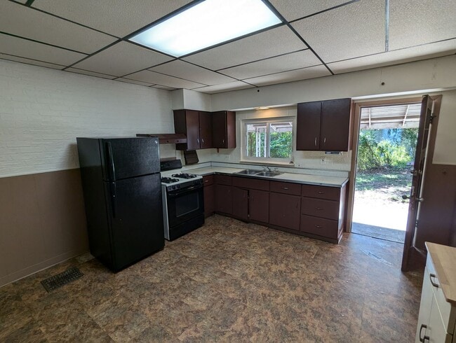 Building Photo - Spacious 2 bedroom 1 bathroom single family home (Marshall-Shadeland)