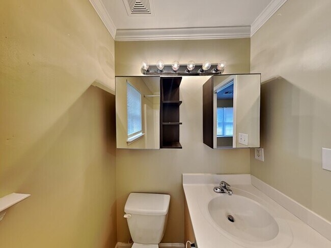 Building Photo - 3BD / 2 BA