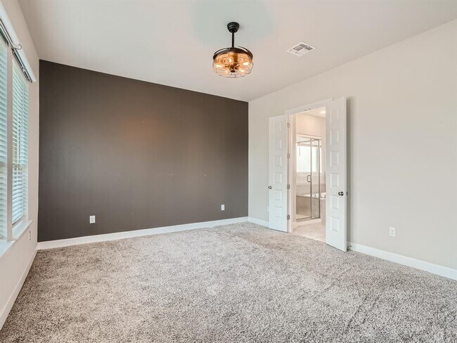 Building Photo - 2800 Sebring Cir