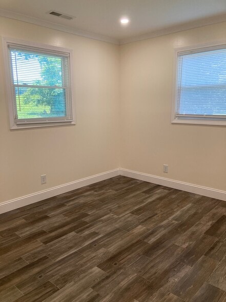 Building Photo - 569 Summit Dr