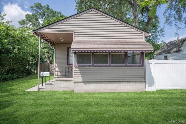 Building Photo - AVAILABLE NOW! SECTION 8 APPROVED! Charming 2-Bedroom Home in Quiet Pontiac Neighborhood!