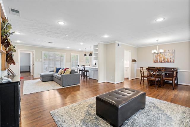 Building Photo - 9203 Livenshire Dr