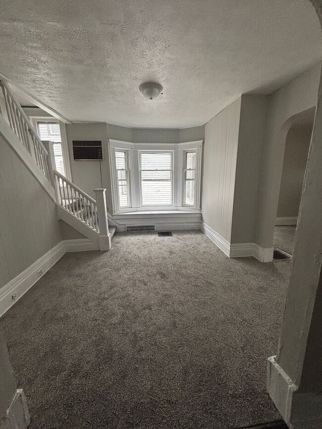 Building Photo - Stunning 4 beds 1 bath in Cleveland!