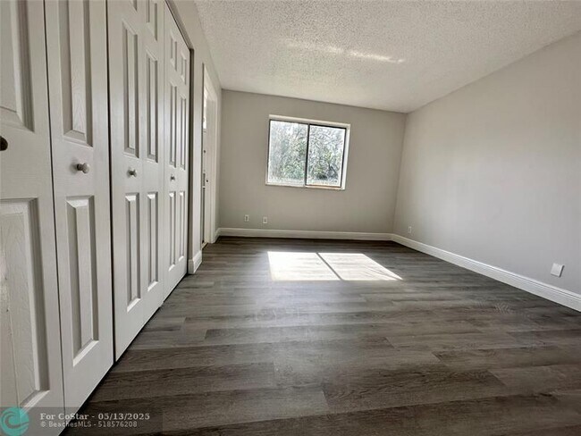 Building Photo - 717 Gardens Dr