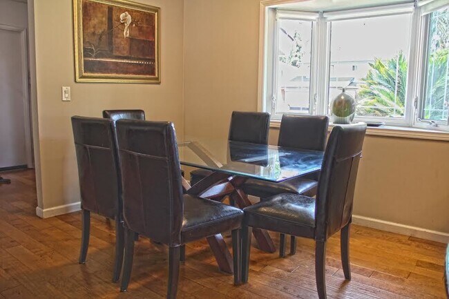 Building Photo - Gorgeous 4 Bedroom, 2 Bath in the Lovely Huntington Beach!