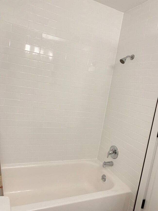 Building Photo - Beautiful 2 Bedroom Two Mile Creek Condo ; Remodeled and Updated right next to Rayback