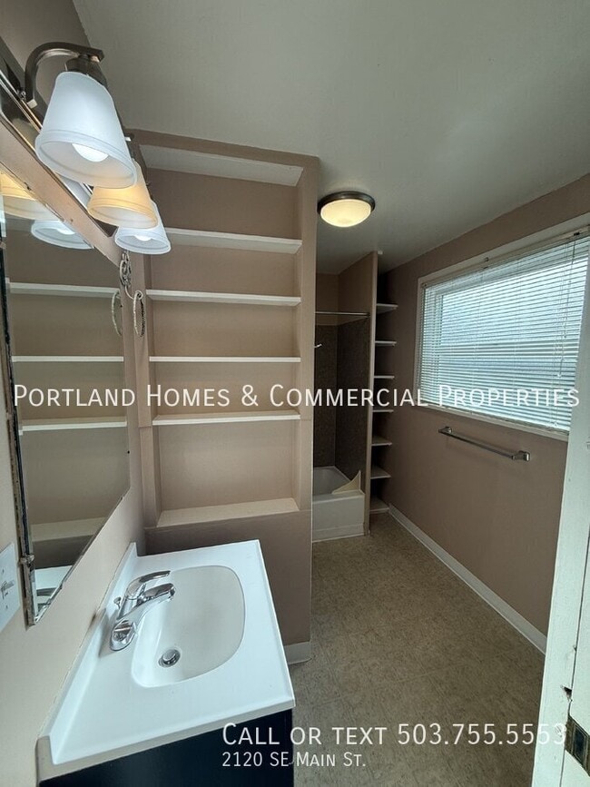 Building Photo - 2120 SE Main St