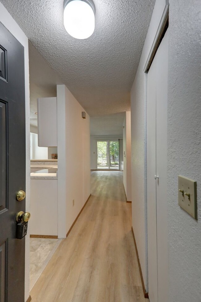 Building Photo - Newly updated 2 Bedroom Bellevue Condo is ...