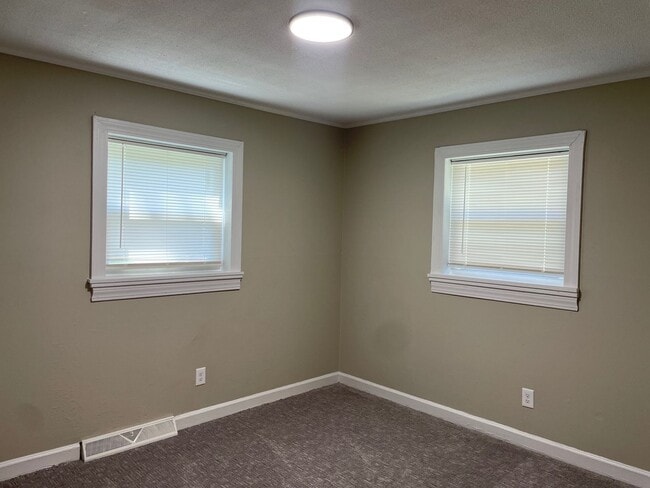 Building Photo - 1297