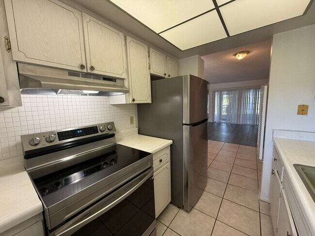 Building Photo - Cute Condo in Greenbriar