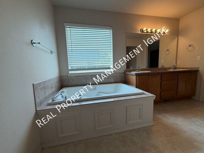 Building Photo - 309 NW Antler Loop