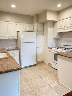 another view of the kitchen - 10481 Riverside Dr