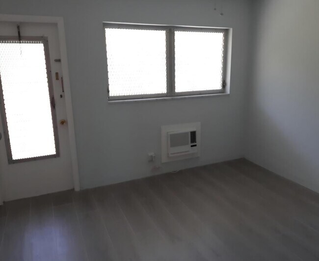 Building Photo - 2100 NE 51st Ct