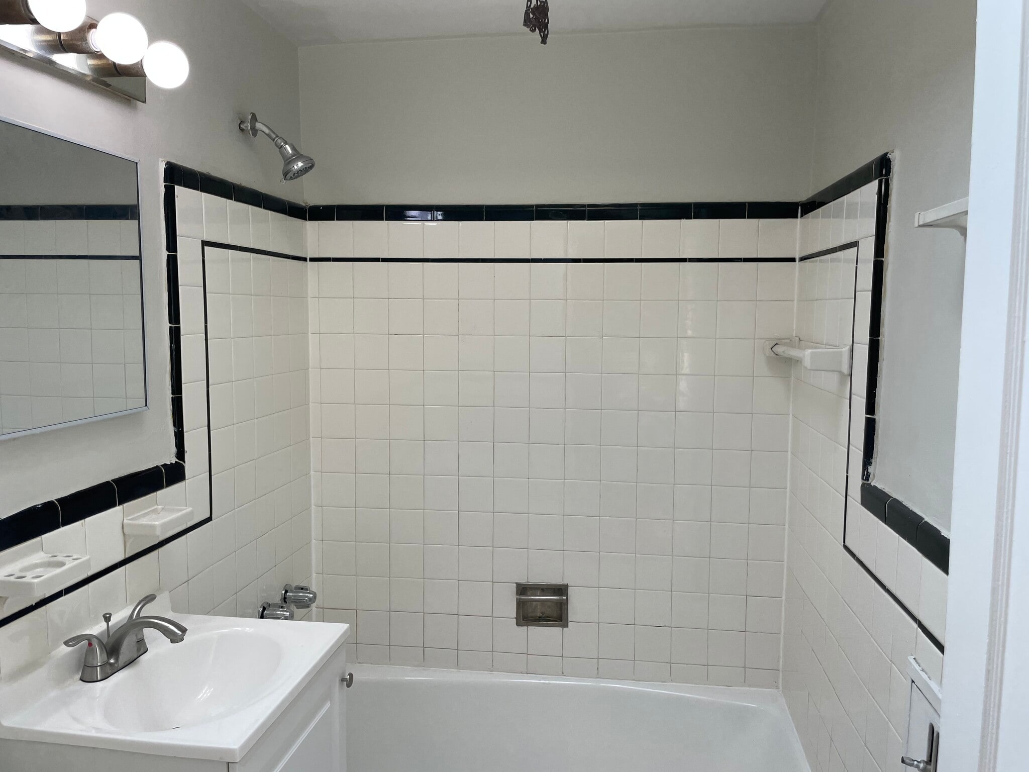 Building Photo - 2057 Simon St