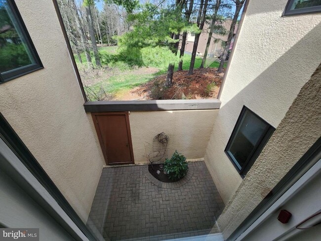 Building Photo - 254 Sayre Dr