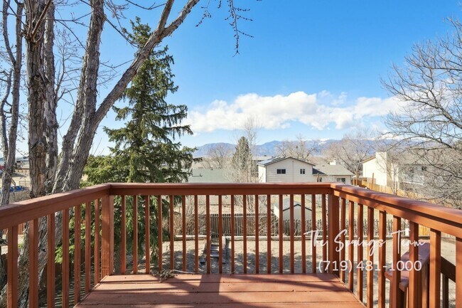 Building Photo - INVITING 3BD HOME w/ SPACIOUS LAYOUT & CHARM - Security Deposit Waiver Available