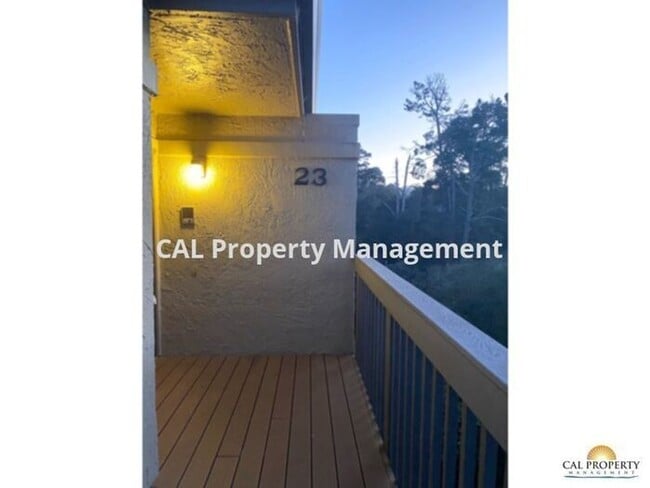 Building Photo - Stunning 2 Bed/2 Bath Condo Located in Mon...