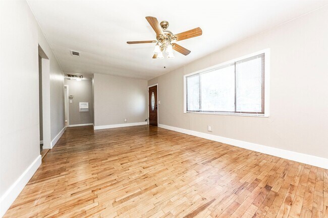 Building Photo - 2835 Beverly Rd