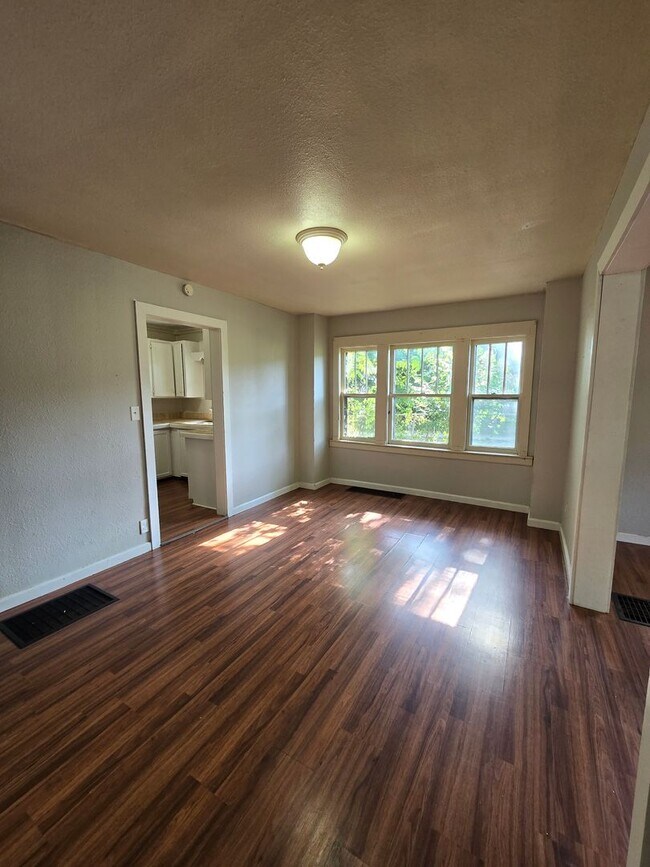Building Photo - 2 Bedroom | 1 Bathroom | Springfield MO! | Fenced Yard!