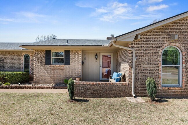 Building Photo - Updated Edmond 3BR Home – Walk to Orvis Risner Elementary – Easy OKC Commute
