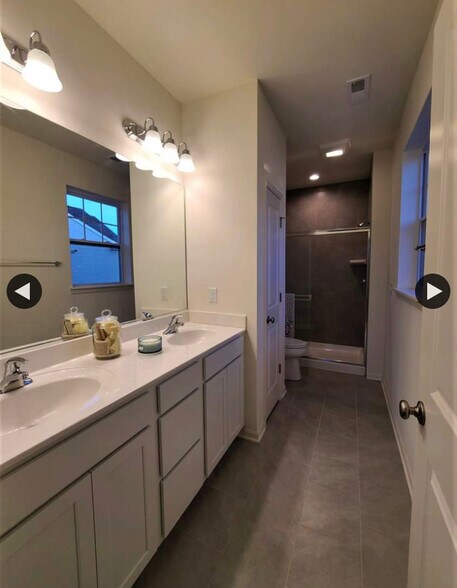 Tiled deluxe double sink master bath - 401 Cadence Cir